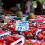 Fresas y otros alimentos en un puesto situado en un mercado de Múnich / Foto: Sven Hoppe - dpa
