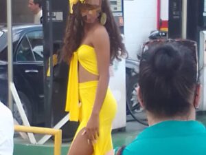 Una mujer posa en una gasolinera de La Habana