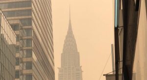 Fotografía que muestra el humo resultante de los incendios forestales canadienses, mientras envuelve el centro de la ciudad de Nueva York / Javier Otazu (EFE)