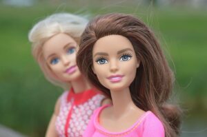 El reparto gratuito de muñecas Barbies en las escuelas británicas ha suscitado polémica en Reino Unido. / Pixabay
