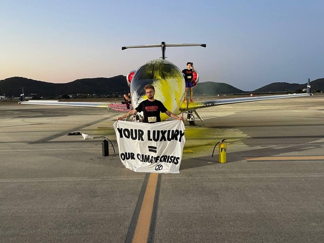Tres activistas de Futuro Vegetal rocían con pintura y se pegan a un jet privado en el aeropuerto de Ibiza, en Baleares / Foto: Futuro Vegetal
