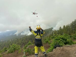 Medios aéreos y terrestres actuando en el incendio de La Palma / Foto: Gobierno de Canarias
