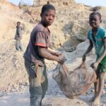 Dos niños trabajan en una mina en República Democrática del Congo / Foto: Alain Mwaku