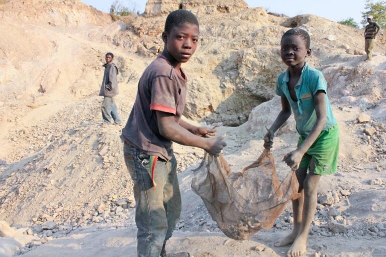 Dos niños trabajan en una mina en República Democrática del Congo / Foto: Alain Mwaku