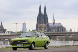 Casi un hito como la catedral: el Ford Fiesta se muestra ante un impresionante telón de fondo de la ciudad de Colonia / Foto: Thomas Geiger - dpa-tmn - dpa