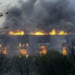 Una fábrica de plásticos en el incendio en Seklo (Grecia). / EFE/ Ikinomou Vassilis.