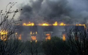 Una fábrica de plásticos en el incendio en Seklo (Grecia). / EFE/ Ikinomou Vassilis.