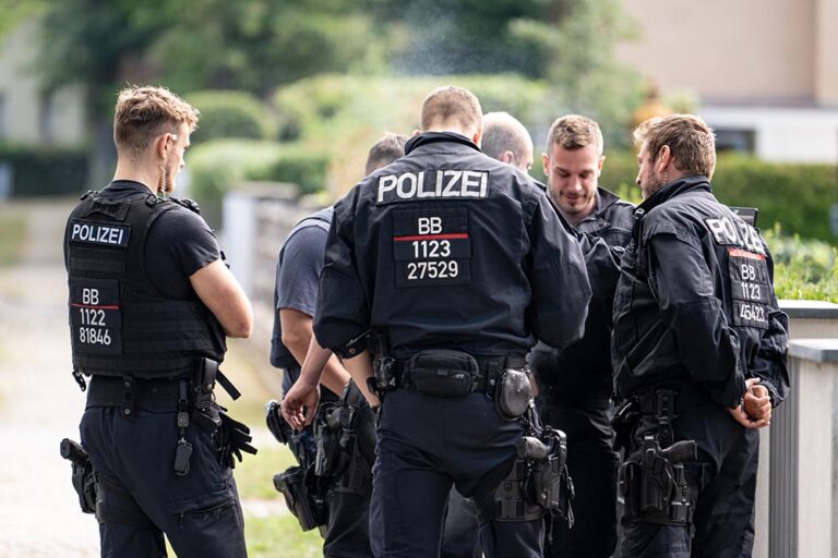 Policías alemanes coordinan el dispositivo de búsqueda por un gran felino suelto en los suburbios de Berlín / Foto: Fabian Sommer - dpa