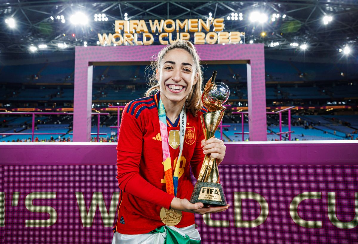 Olga Carmona, autora del gol de la final, levanta el trofeo / Foto: RFEF