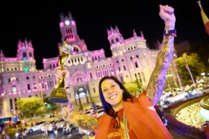 Jenni Hermoso, durante la celebración del Mundial al llegar a Madrid / Foto: RFEF