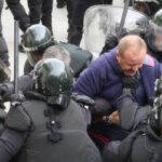 Policías contienen a un participante en el referéndum del 1-O / Foto: Amnistía Internacional