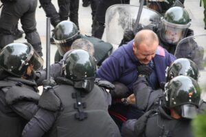 Policías contienen a un participante en el referéndum del 1-O / Foto: Amnistía Internacional