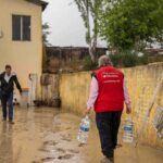 Voluntarios de la Fundación Madrina llevan agua a la Cañada Real tras el paso de la DANA / Foto: Fundación Madrina