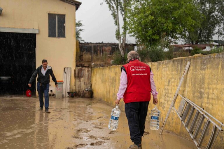 Voluntarios de la Fundación Madrina llevan agua a la Cañada Real tras el paso de la DANA / Foto: Fundación Madrina