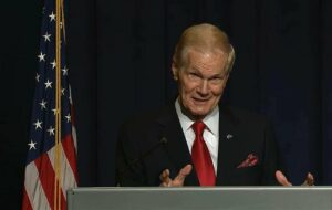 El administrador de la NASA, Bill Nelson, durante la presentación del informe Fenómenos anómalos no identificados (FANI) y las medidas a tomar. / NASA