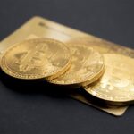 Tres fichas bitcoin redondas de color doradotres fichas bitcoin redondas de color dorado
