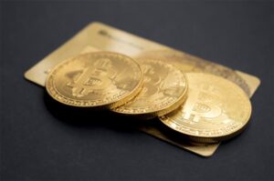 Tres fichas bitcoin redondas de color doradotres fichas bitcoin redondas de color dorado