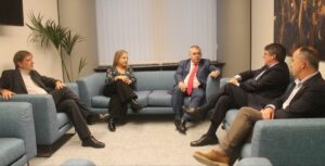 Javier Moreno, Iratxe García-Pérez, Santos Cerdán, Carles Puigdemont y Jordi Turull durante la reunión en Bruselas | Foto de Junts