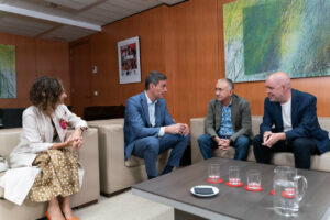 El presidente del Gobierno y líder del PSOE, Pedro Sánchez, y la vicesecretaria general del PSOE y ministra de Hacienda, María Jesús Montero, junto a los máximos responsables de UGT y CCOO, Pepe Álvarez y Unai Sordo. (Foto: PSOE / Beatriz Donlo)