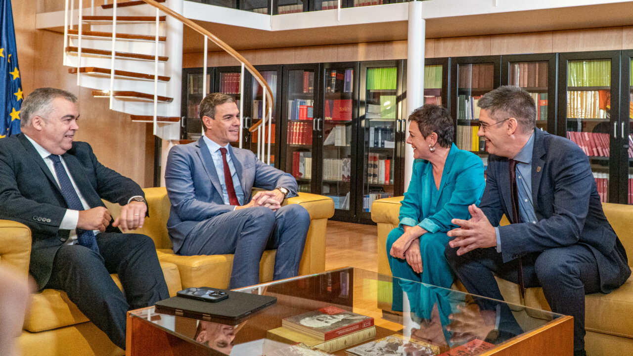 El presidente del Gobierno, Pedro Sánchez, y el secretario de Organización del PSOE, Santos Cerdán, junto a los portavoces de EH Bildu en el Congreso y Senado, Mertxe Aizpurua y Gorka Elejabarrieta. (Foto: EH Bildu)