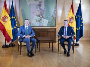 El presidente del Gobierno y secretario general del PSOE, Pedro Sánchez, y el líder del PP, Alberto Núñez Feijóo, en una reunión en el Congreso de los Diputados. (Foto: Congreso)