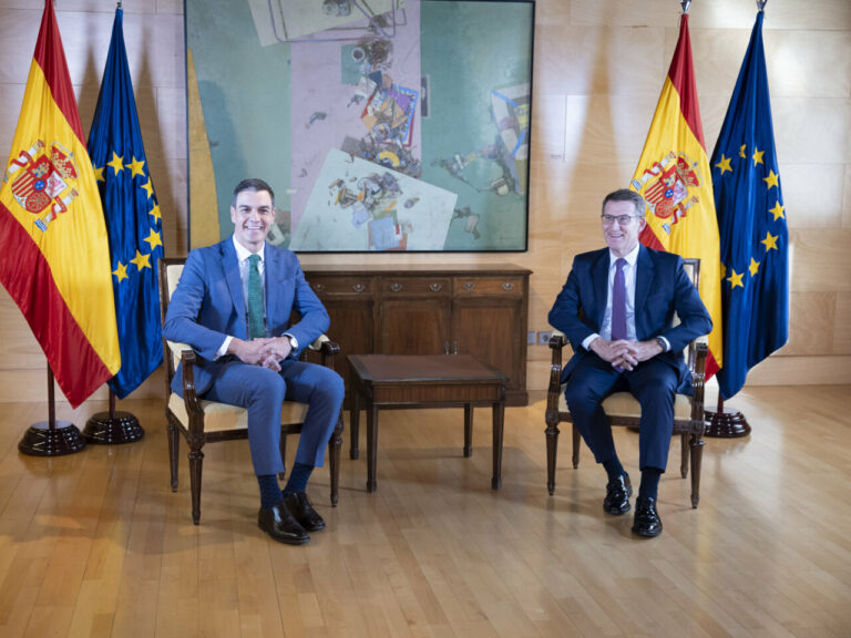 El presidente del Gobierno y secretario general del PSOE, Pedro Sánchez, y el líder del PP, Alberto Núñez Feijóo, en una reunión en el Congreso de los Diputados. (Foto: Congreso)