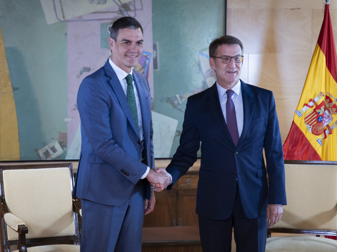 El presidente del Gobierno y secretario general del PSOE, Pedro Sánchez, y el líder del PP, Alberto Núñez Feijóo, en una reunión en el Congreso de los Diputados. (Foto: Congreso)