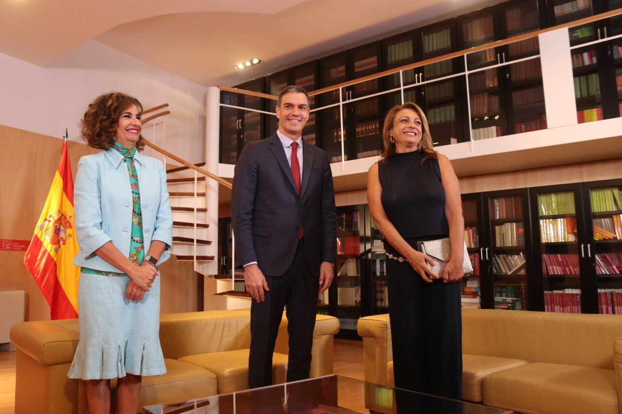 Pedro Sánchez, líder del PSOE y presidente del Gobierno, y María Jesús Montero, vicesecretaria general del PSOE y ministra de Hacienda, junto a la portavoz de Coalición Canaria en el Congreso, Cristina Valido. (Foto: PSOE / Raúl González) sánchez y valido