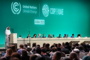 El presidente de la COP28, Ahmed Al Jaber, se dirige a los delegados de casi 200 países en Dubái | Foto de Unfccc