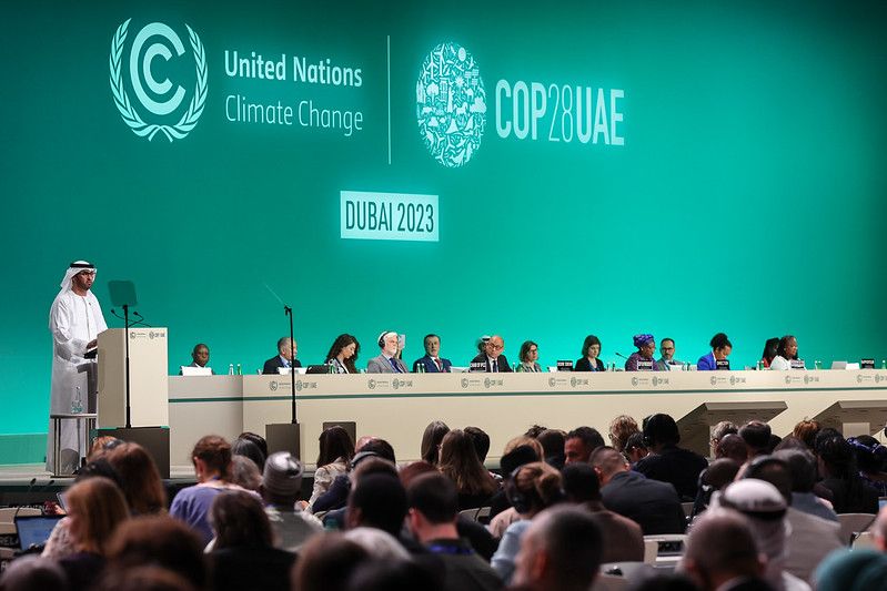 El presidente de la COP28, Ahmed Al Jaber, se dirige a los delegados de casi 200 países en Dubái | Foto de Unfccc