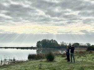 Teresa Ribera y Juanma Moreno en Doñana durante la visita que ambos han realizado al parque nacional / Foto: Junta de Andalucía