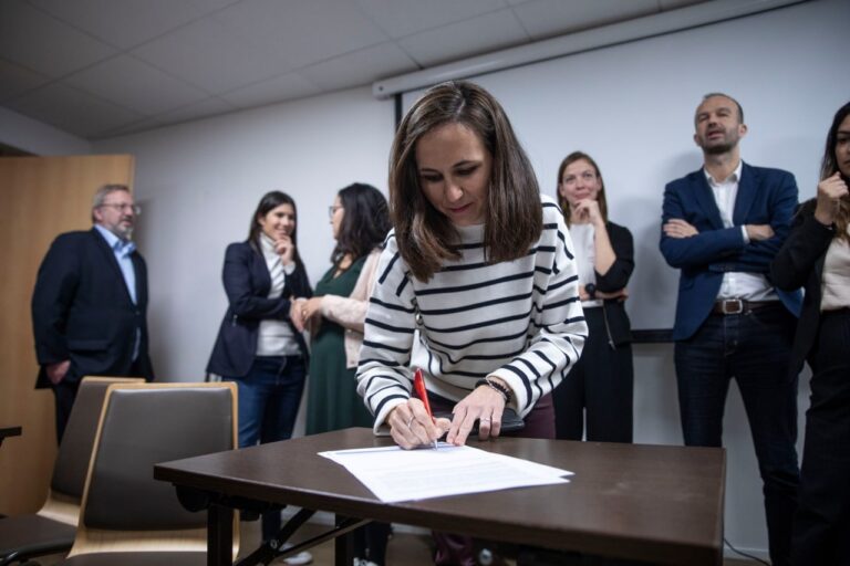 Ione Belarra en la firma de la alianza con otras formaciones de izquierdas