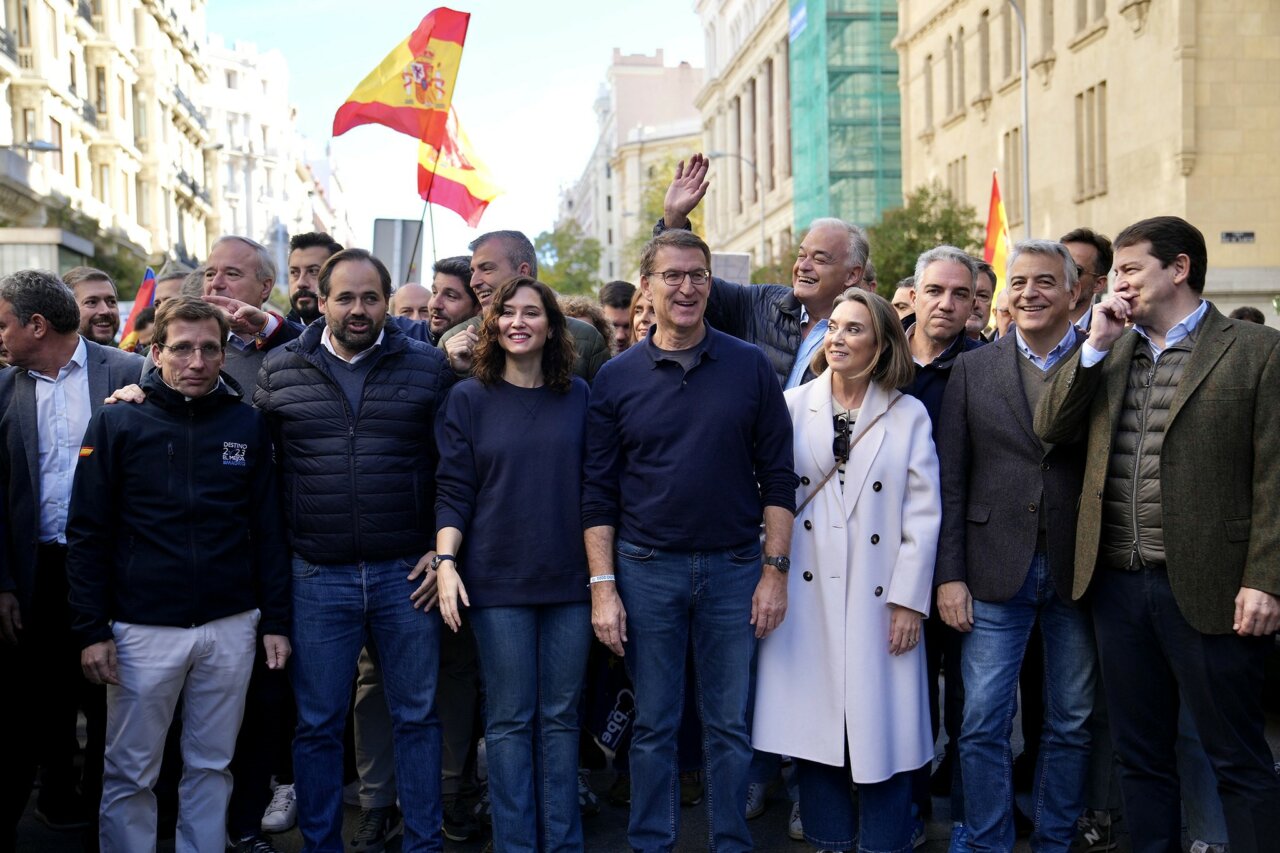 El líder del PP, Alberto Núñez Feijóo, y la presidenta de la Comunidad de Madrid, Isabel Díaz Ayuso, en la manifestación contra la amnistía. (Foto: PP) abascal y ayuso PP