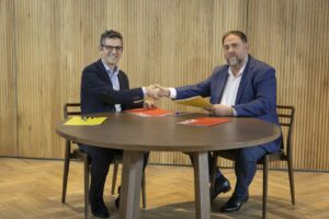 Félix Bolaños y Oriol Junqueras en la firma del acuerdo entre PSOE y ERC. (Foto: PSOE)