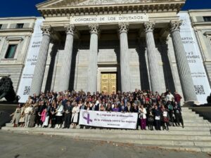 Homenaje en la escalinata del Congreso a las víctimas de la violencia contra las mujeres. (Foto: PSOE Congreso)