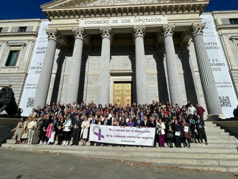 Homenaje en la escalinata del Congreso a las víctimas de la violencia contra las mujeres. (Foto: PSOE Congreso)