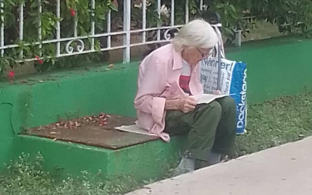 mujer leyendo cuba