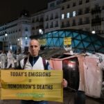 Acción de Greenpeace en la Puerta del Sol donde simuló un desastre climático por las emisiones de empresas de combustibles fósiles | Foto de Greenpeace/Pedro Armestre