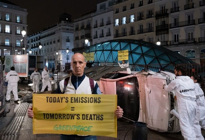 Acción de Greenpeace en la Puerta del Sol donde simuló un desastre climático por las emisiones de empresas de combustibles fósiles | Foto de Greenpeace/Pedro Armestre