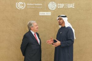 El secretario general de la ONU, António Guterres, junto al Sultán al Jaber, presidente de la COP28 que se celebra en Dubái. / EFE / EPA / Christopher Pike/UN Press Office