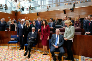 Isabel Díaz Ayuso junto a Alberto Ruiz Gallardón, Cristina Cifuentes, Joaquín Leguina, Esperanza Aguirre y Pedro Rollán en el aniversario de la constitución de la Asamblea. (Foto: Comunidad de Madrid,)