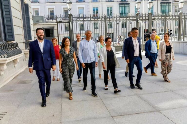 Imagen de diputados y diputadas de EH Bildu en el patio del Congreso. (Foto: EH Bildu)