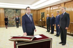 El nuevo ministro de Economía, Comercio y Empresa, Carlos Cuerpo Caballero, promete su cargo ante el Rey. (Foto: Casa de S.M. el Rey)
