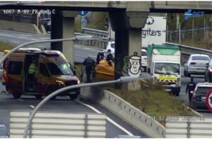 Imagen del helicóptero estrellado en la M-40. (Foto: Emergencias Madrid)