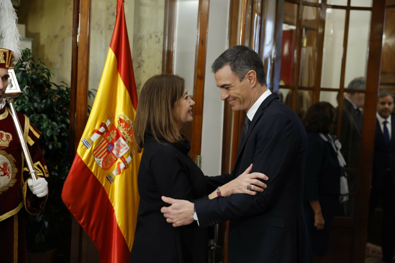 La presidenta del Congreso, Francina Armengol, junto al presidente del Gobierno, Pedro Sánchez, en el acto por el Día de la Constitución. (Foto: Congreso)