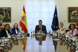 El presidente del Gobierno, Pedro Sánchez, y las cuatro vicepresidentas del Ejecutivo, antes de la reunión del Consejo de Ministros. (Foto: Pool Moncloa / Fernando Calvo)