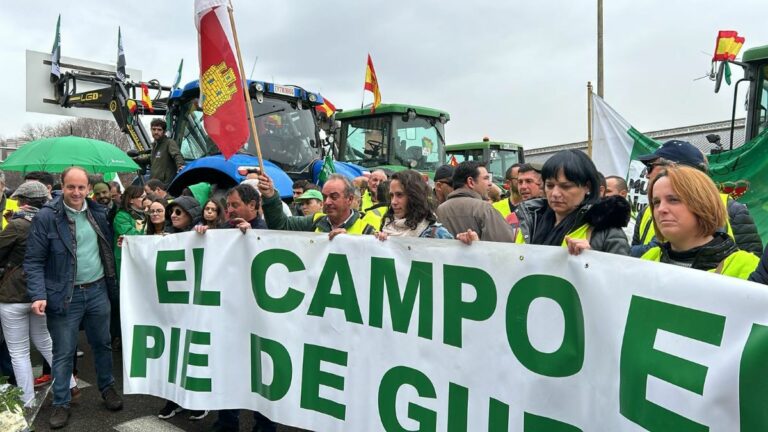 Imagen de la protesta de los agricultores ante el Ministerio de Agricultura 2