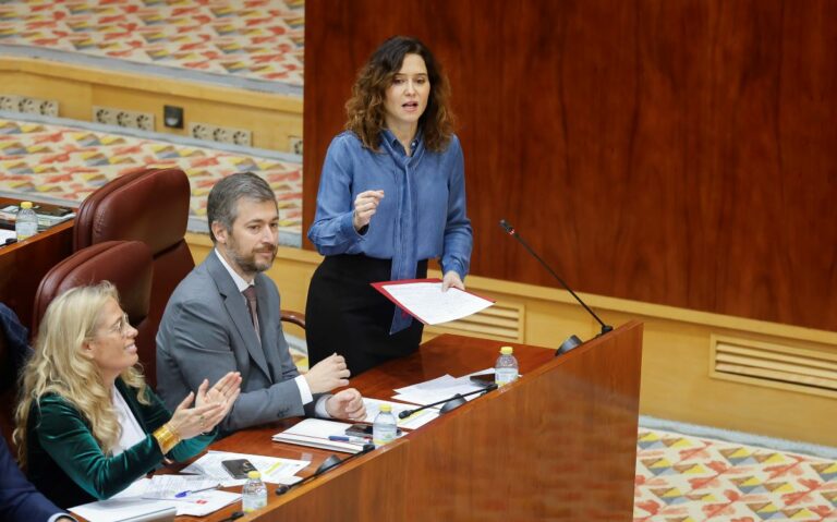 La presidenta de la Comunidad de Madrid, Isabel Díaz Ayuso, en el pleno de la Asamblea