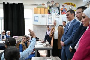 El presidente del Gobierno, Pedro Sánchez, durante su visitar el colegio femenino del campo de población refugiada palestina Jabal al-Hussein de UNRWA en Aman, Jordania. (Foto: Pool Moncloa/Borja Puig de la Bellacasa)