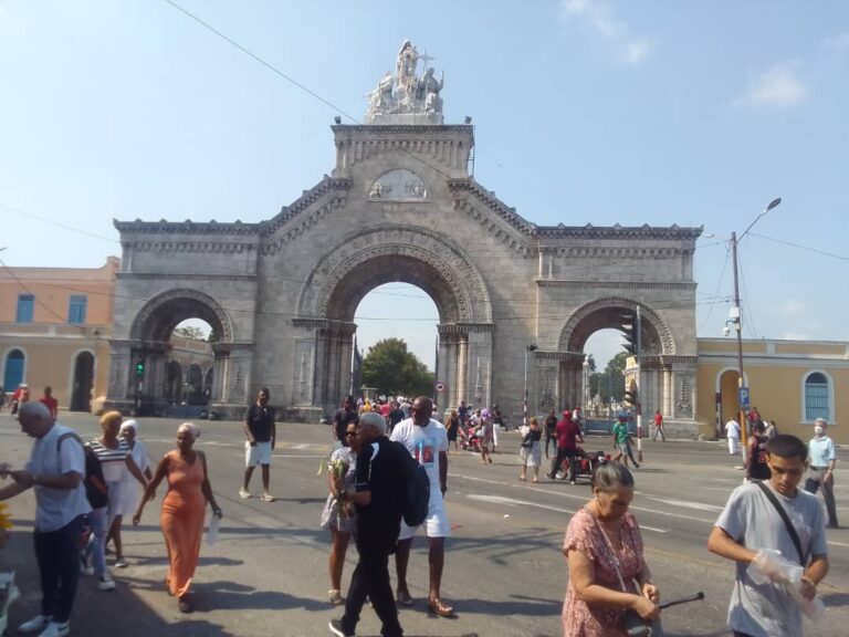 Entrada a la necrópolis de Cristóbal Colón en La Habana